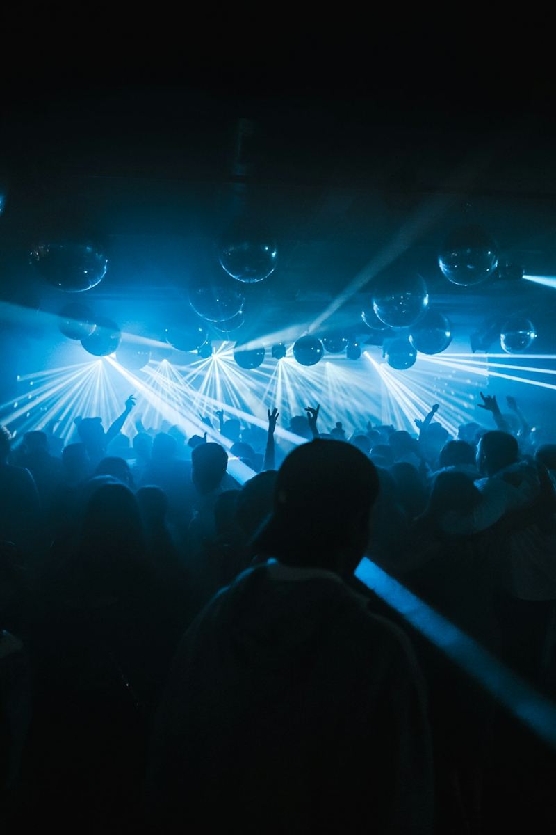 Pista di una discoteca con luci blu e palle specchiate