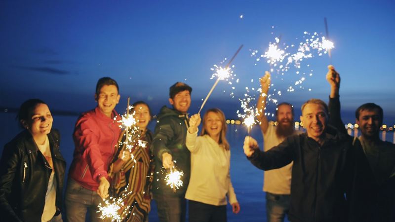 Gruppo di amici che festeggia di sera con le stelline